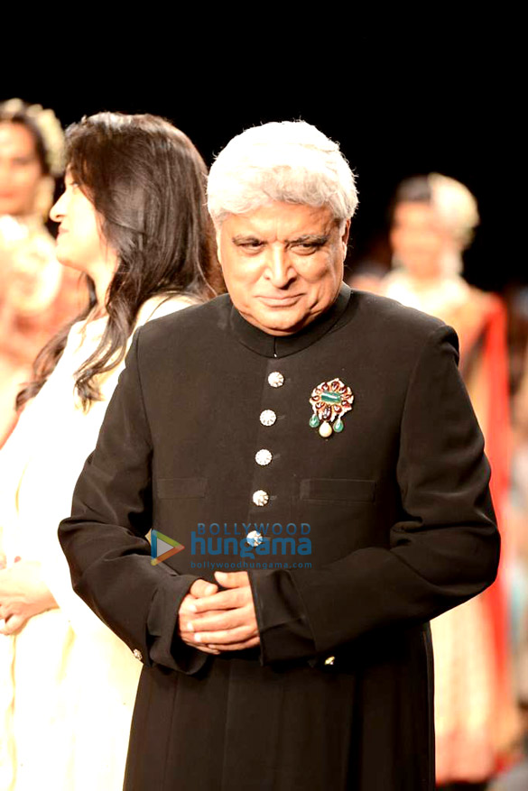javed akhtar and shabana walk for golecha jewels at iijw 2013 6