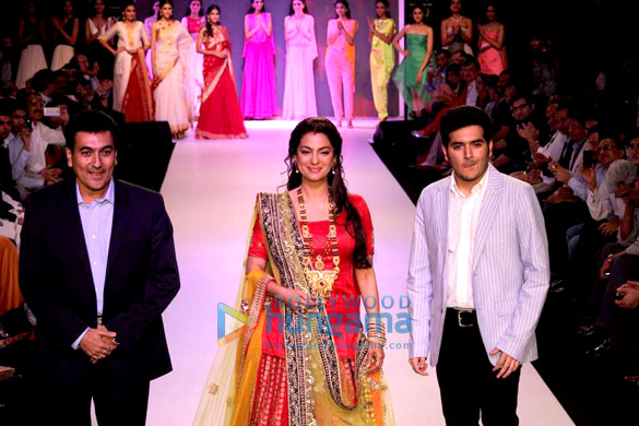 juhi chawla walks the ramp for shringar at iijw 2013 2