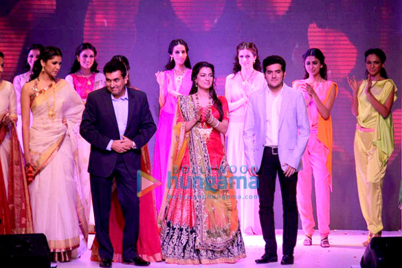 juhi chawla walks the ramp for shringar at iijw 2013 4