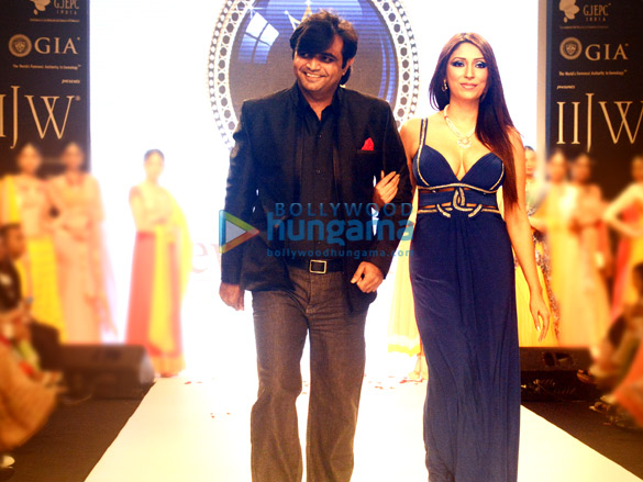 pooja missra walks the ramp for jewel trendz at iijw 2013 2