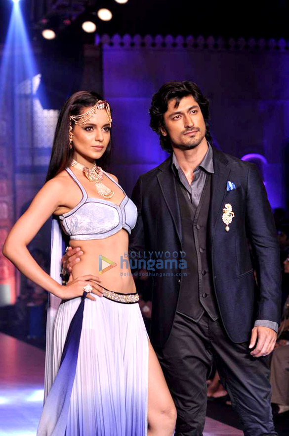 kangna vidyut walk the ramp for birdhichand ghanshyamdas at iijw 2013 4