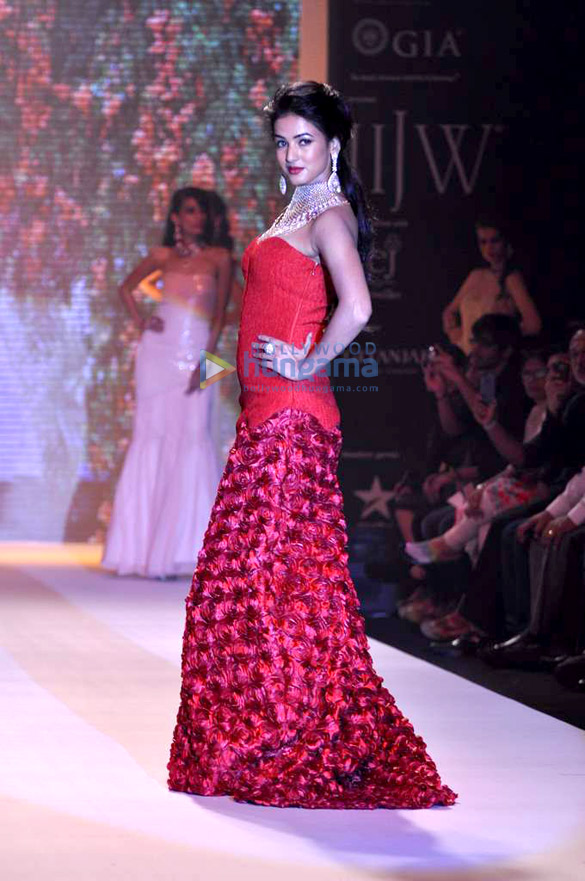 sonal chauhan walks the ramp for kashi jewellers at iijw 2013 3