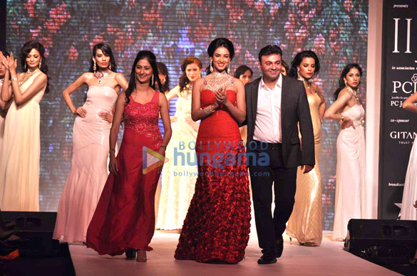 sonal chauhan walks the ramp for kashi jewellers at iijw 2013 5