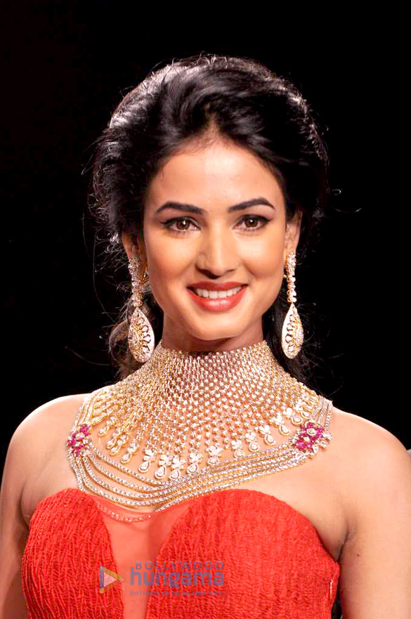 sonal chauhan walks the ramp for kashi jewellers at iijw 2013 4