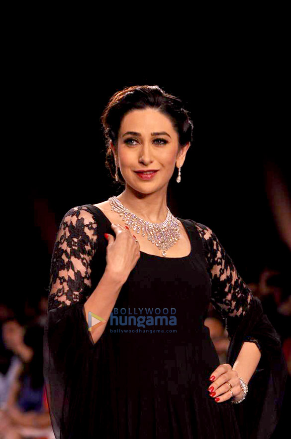 karisma kapoor walks the ramp for kays jewels at iijw 2013 5