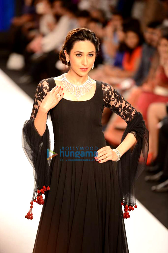 karisma kapoor walks the ramp for kays jewels at iijw 2013 2