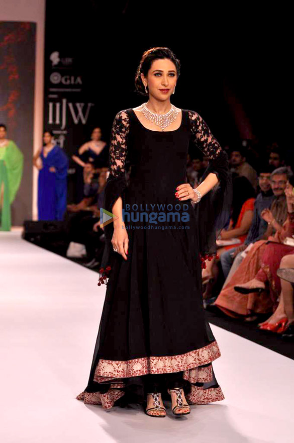 karisma kapoor walks the ramp for kays jewels at iijw 2013 4
