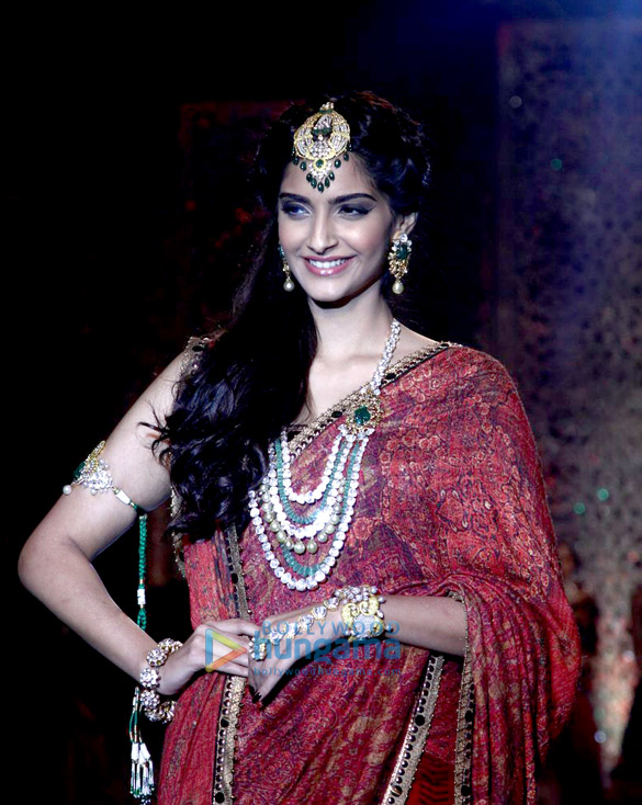 sonam chitrangda walk at iijw 2013 finale 8
