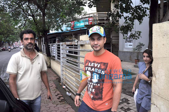 kunal khemu soha snapped at pvr juhu with friends 8
