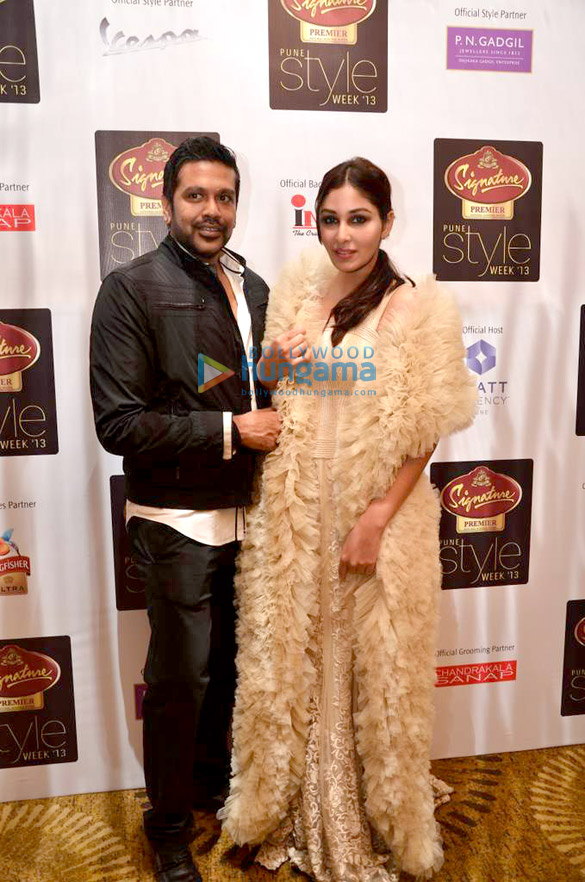 pooja chopra walks the ramp for rocky s at signature fashion week 2013 4