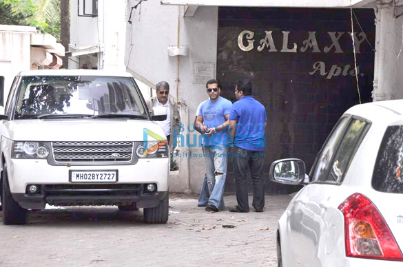 salman snapped with family post raksha bandhan 13