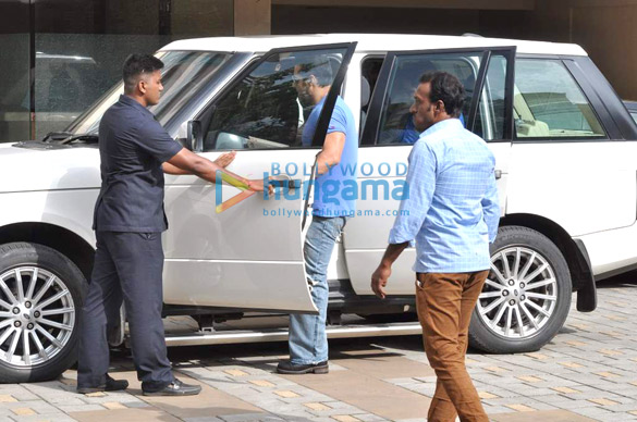 salman snapped with family post raksha bandhan 14