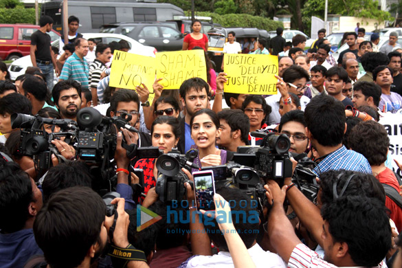 sonam kapoor supports the peace march for mumbais rape victim 8