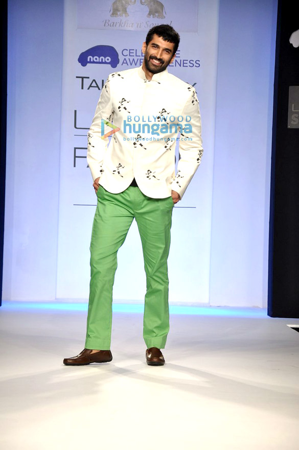 aditya roy kapoor rahul sharma walk at lfw 2013 6