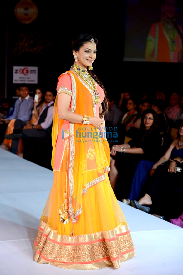 celebs walk the ramp at glamour style walk 2013 12
