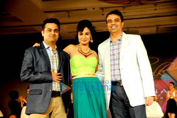 celebs walk the ramp at glamour style walk 2013 32