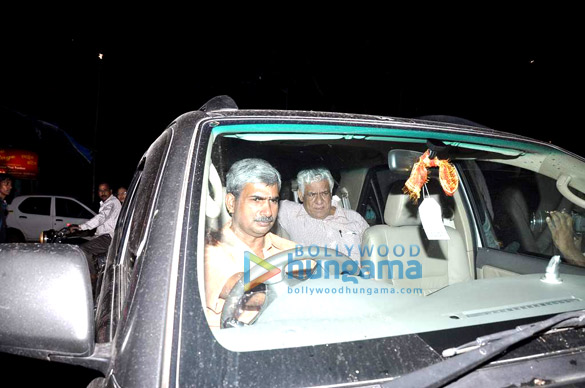 om puri snapped at oshiwara police station 2