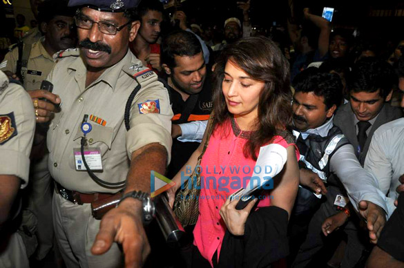 dia waheeda madhuri leave for saifta awards 3