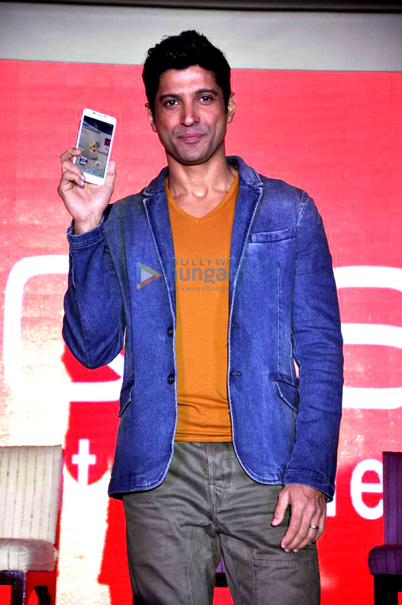 farhan launches intex aqua i7 smartphone 4