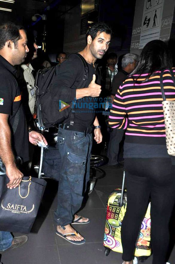 priyanka john abraham leave for saifta awards 3