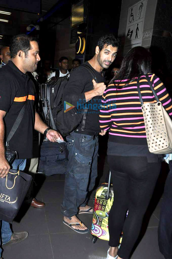 priyanka john abraham leave for saifta awards 9
