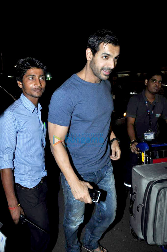 big b john virat kohli snapped at the airport 5