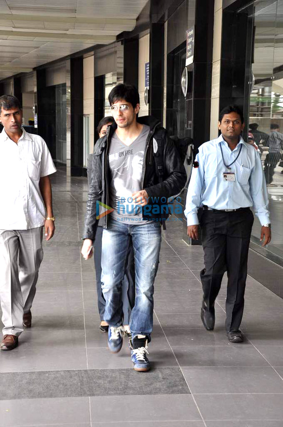 madhuri priyanka and other return from saifta awards 2013 7