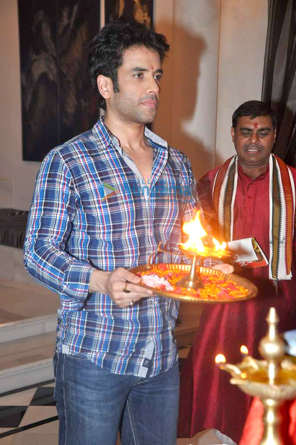 tusshar celebrates ganesh chaturthi at home 13