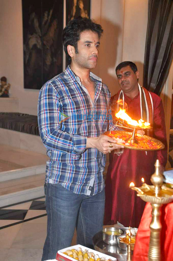 tusshar celebrates ganesh chaturthi at home 14