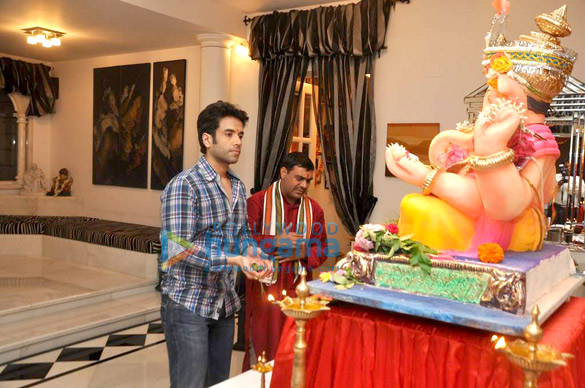 tusshar celebrates ganesh chaturthi at home 2