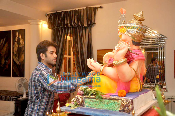 tusshar celebrates ganesh chaturthi at home 8