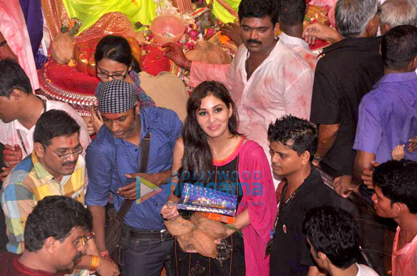 ranbir visits lalbaugcha raja 4
