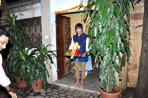 vivek oberoi takes lord ganesh for visarjan 2