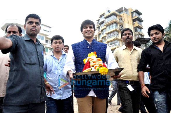 vivek oberoi takes lord ganesh for visarjan 4