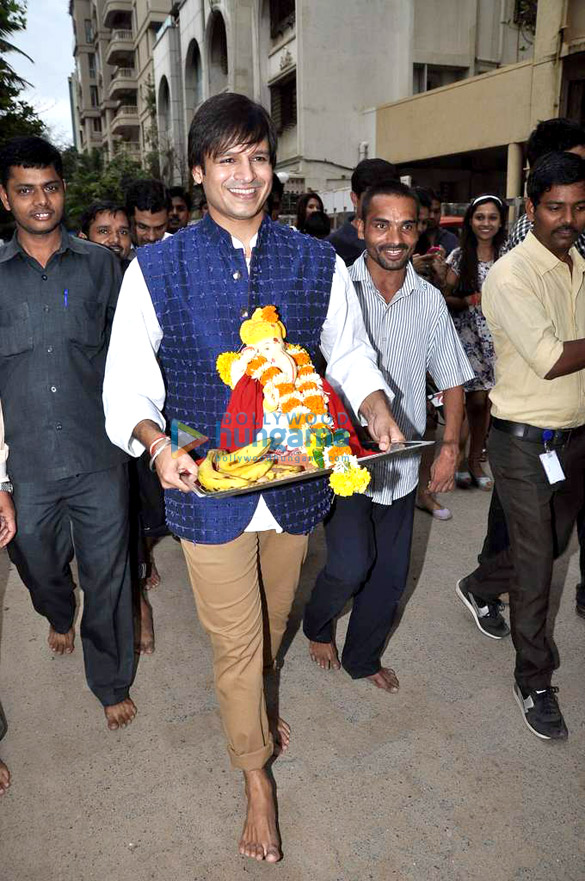 vivek oberoi takes lord ganesh for visarjan 5