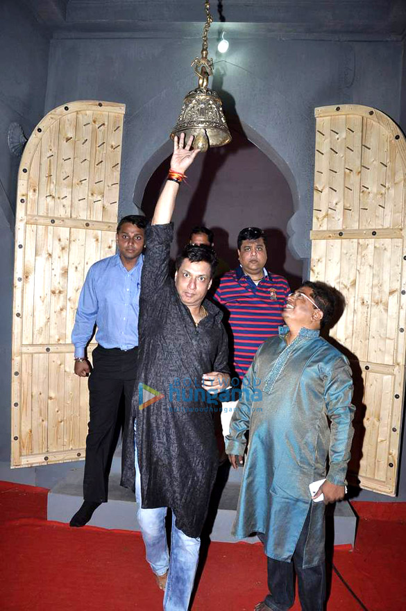 madhur kunika and others visit andheri cha raja 10
