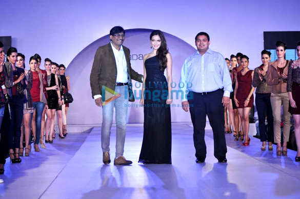 shazahn padamsee walks the ramp at madame fashion show 3