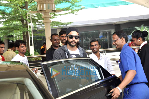 ranveer singh snapped at the airport 9