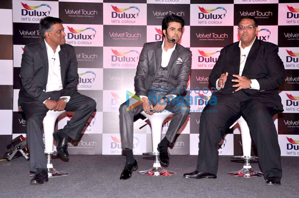 farhan akhtar unveils duluxs velvet touch 4