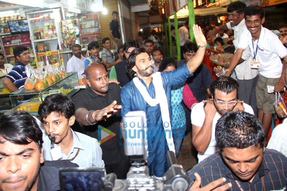 ranveer singh seeks blessings at lalbaugcha raja 2
