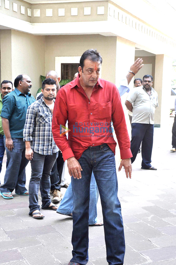 sanjay dutt comes home on a 10 day parole 11