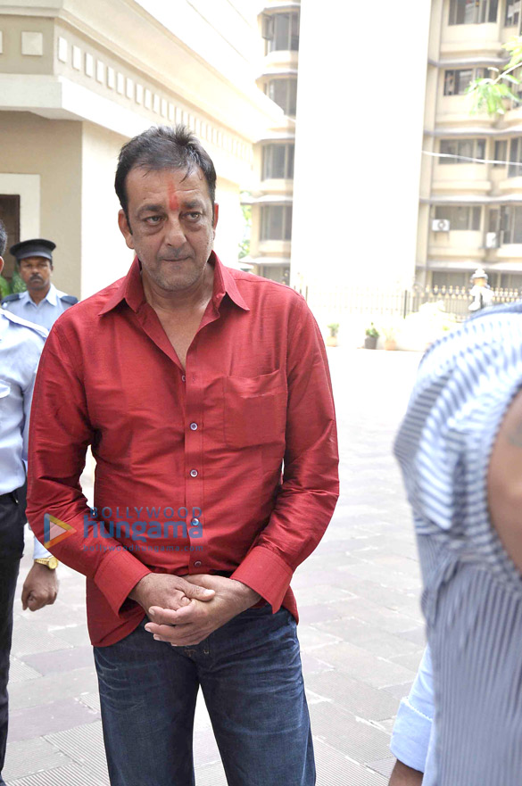 sanjay dutt comes home on a 10 day parole 5