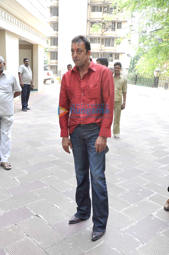 sanjay dutt comes home on a 10 day parole 9
