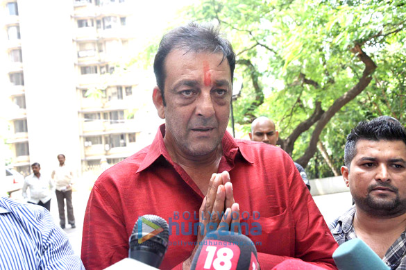 sanjay dutt comes home on a 10 day parole 6