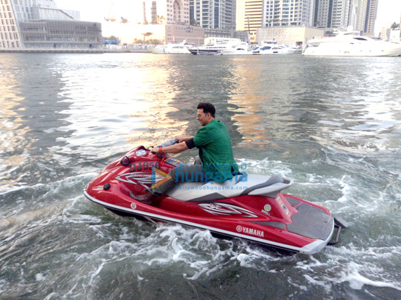 akshay enters on a jet ski for media interactions in dubai 5