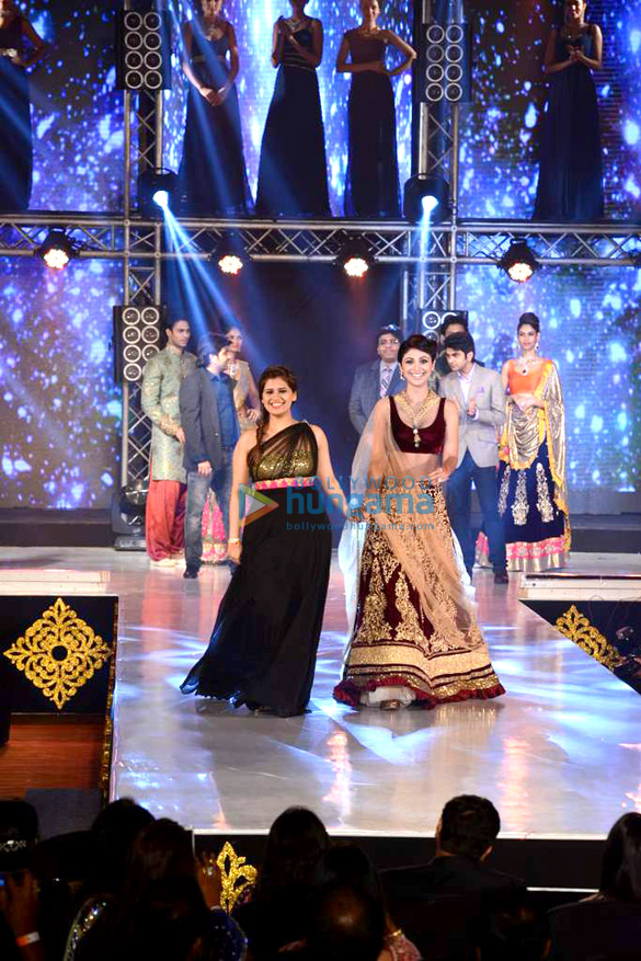 sonakshi huma and others walk for iibs fashion show 19
