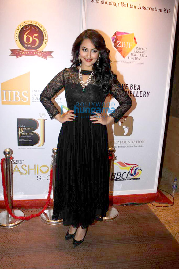 sonakshi huma and others walk for iibs fashion show 22