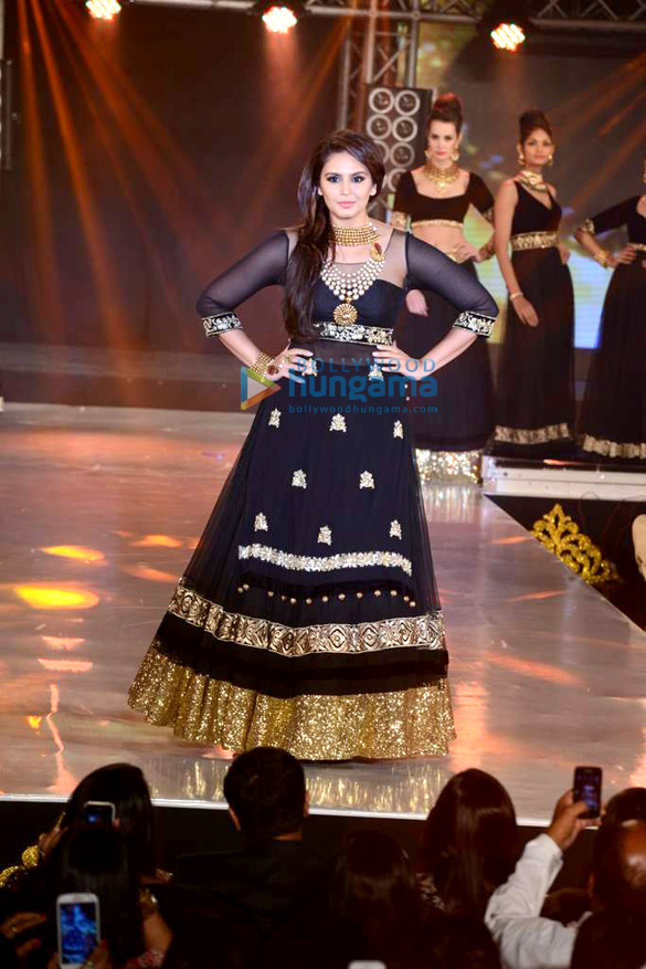 sonakshi huma and others walk for iibs fashion show 5