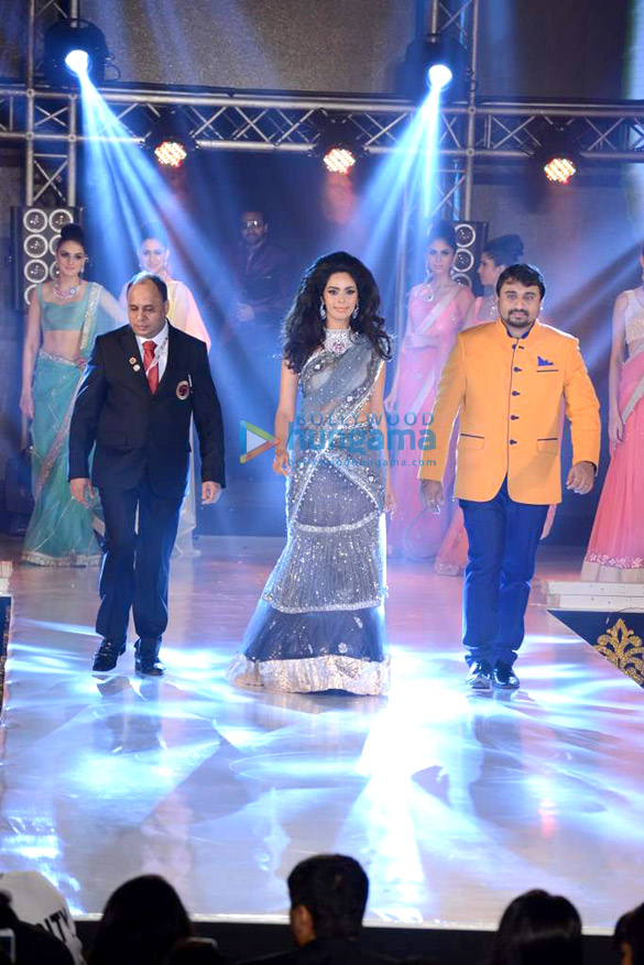 sonakshi huma and others walk for iibs fashion show 15
