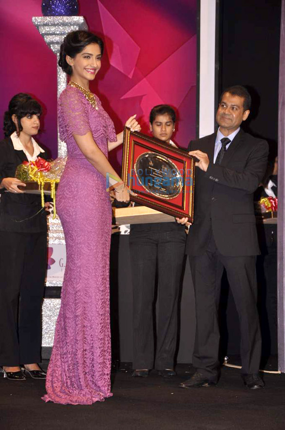 sonam graces india gem and jewellery awards 4